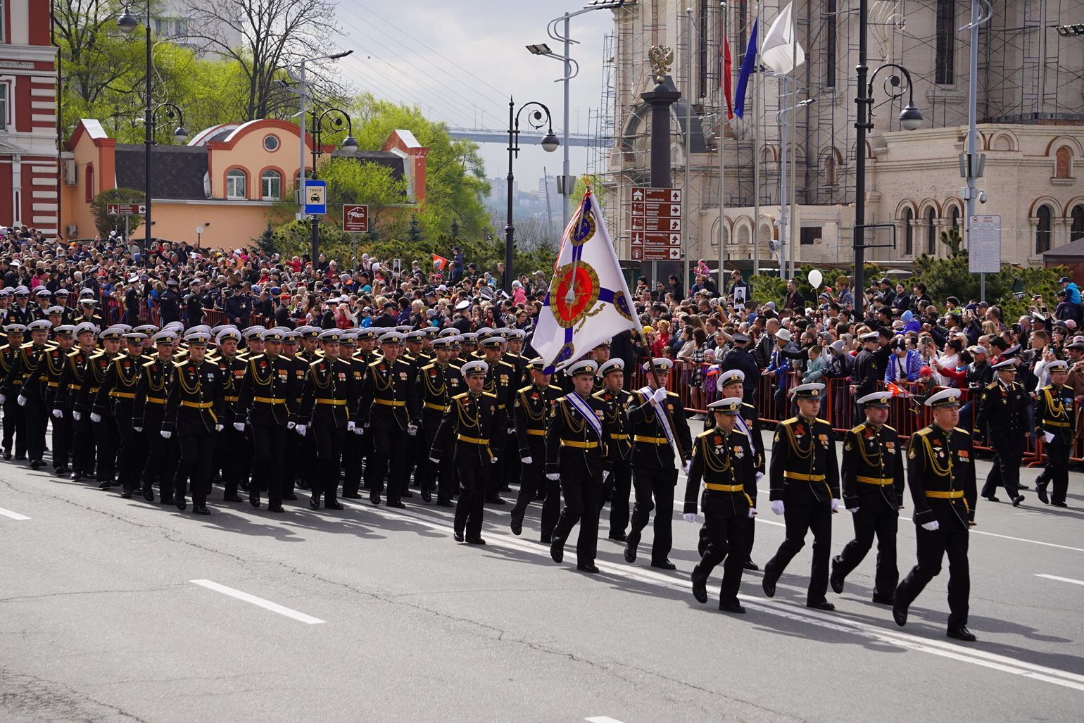 Парад Победы 2019 во Владивостоке: легендарная техника, отчеканенный шаг и  воспоминания о страшной войне - KP.RU